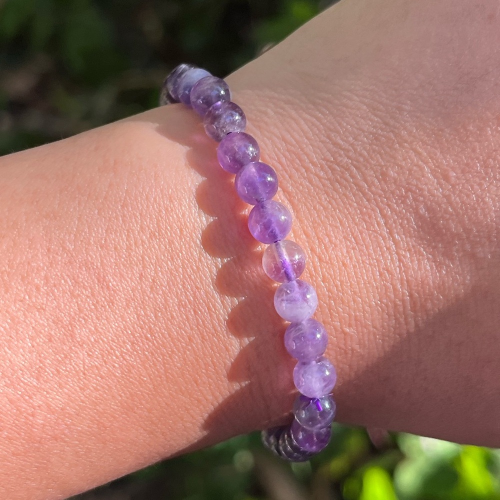 Dainty 6mm stretchable amethyst bracelet‎
